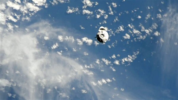 SpaceX龙飞船到达国际空间站:明年2月接回两名滞留宇航员