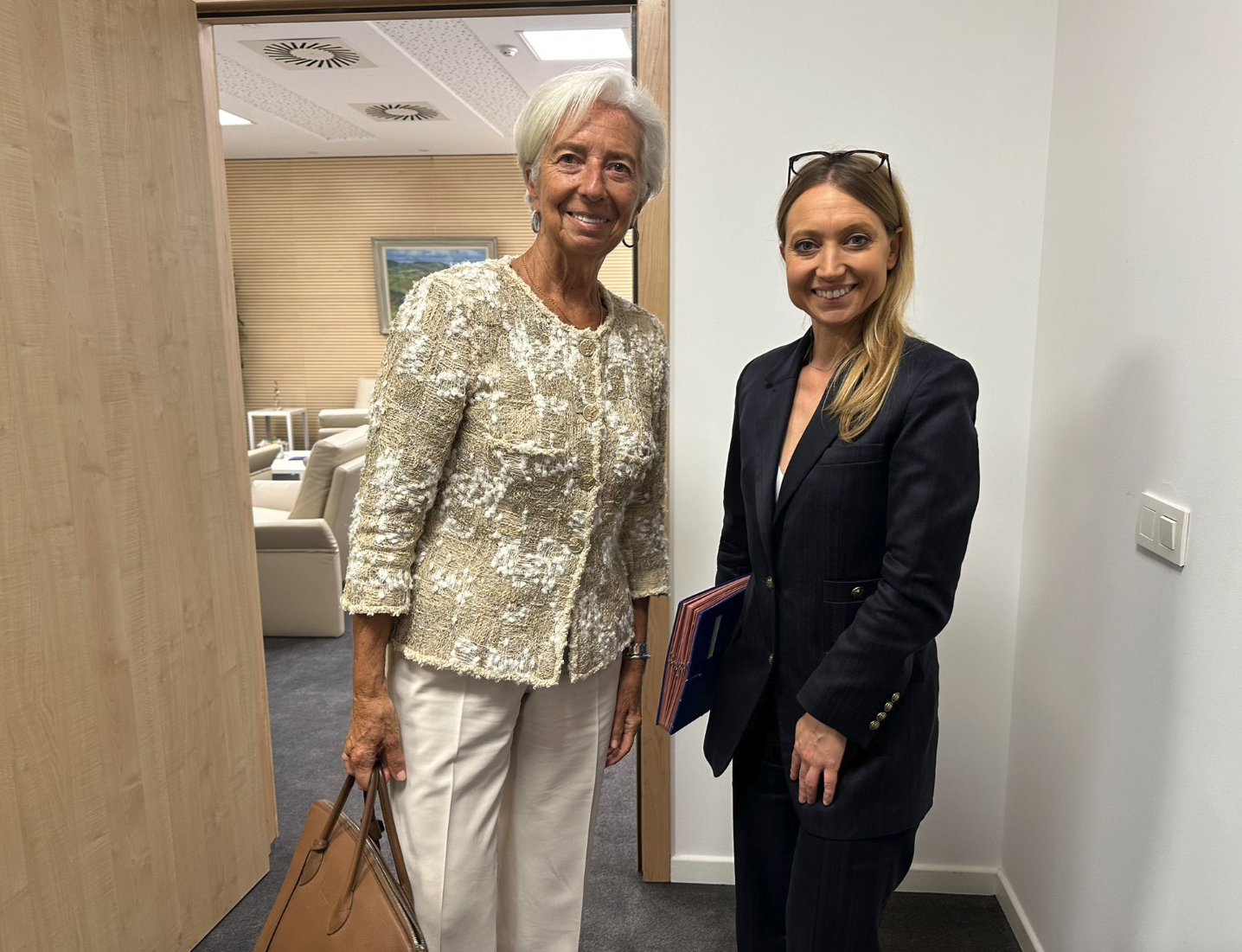 直球暗示降息!拉加德表示10月会考量“增强的控制通胀信心”