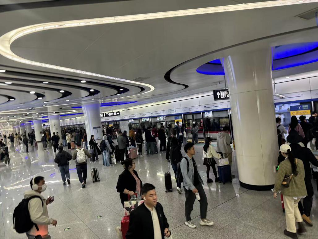 爆火!“队排得数不清转了几个弯”