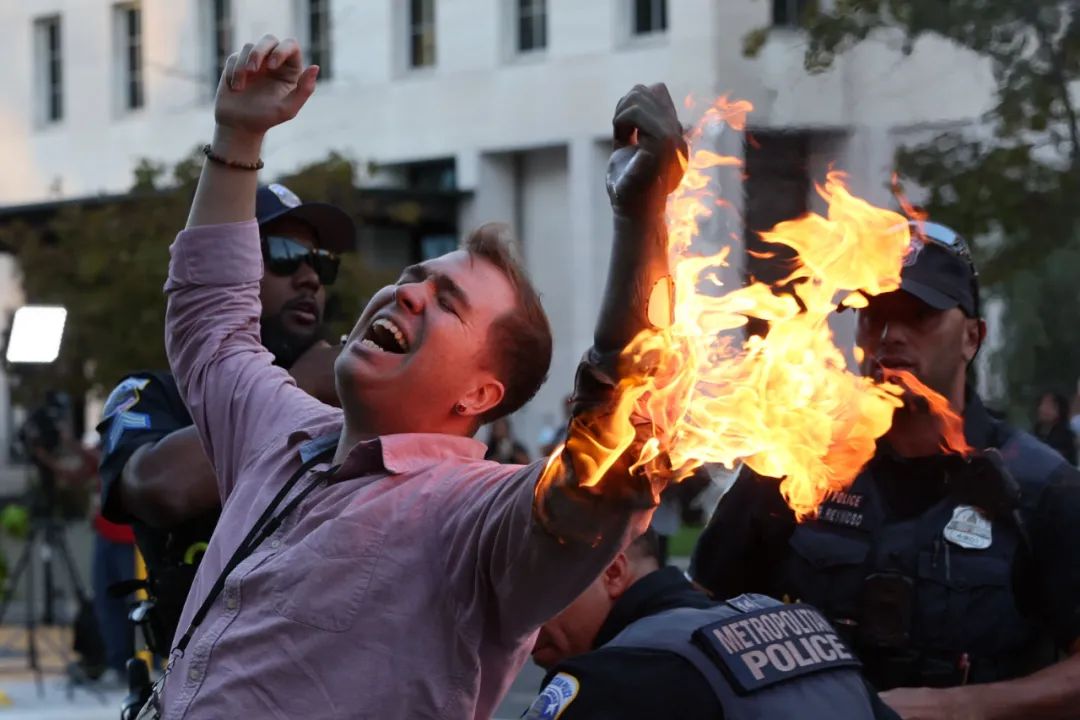 突发!白宫附近有人自焚,警方驱散人群并封锁现场