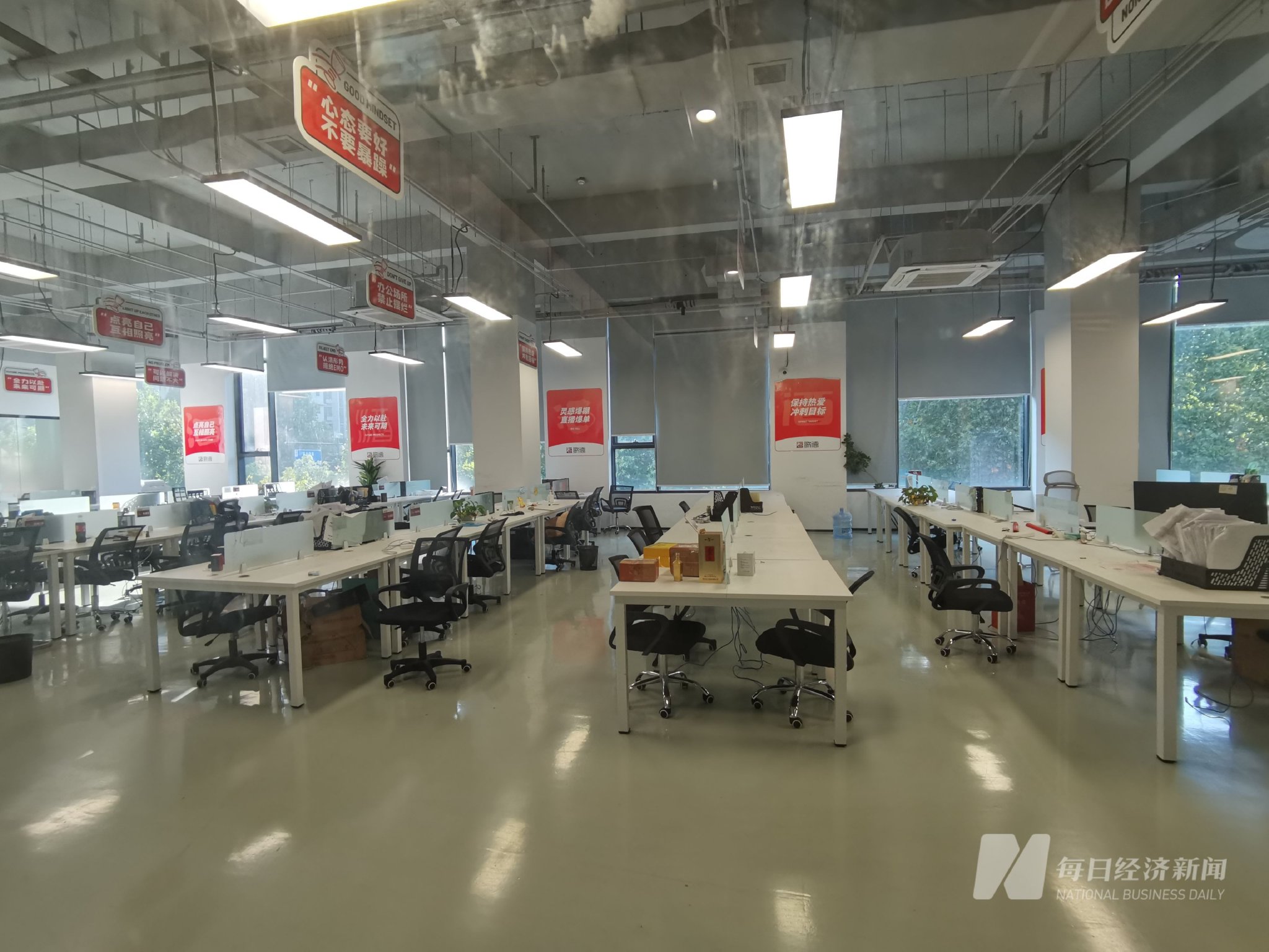 “百亿”酒商歌德盈香欠薪风波:沪杭均有门店关闭 旗下直播公司欠着房租悄悄搬走了