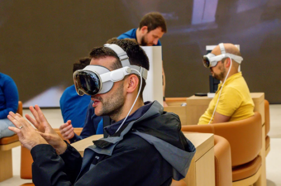 彭博社:Vision Pro2或将于2025年底至2026年春发布