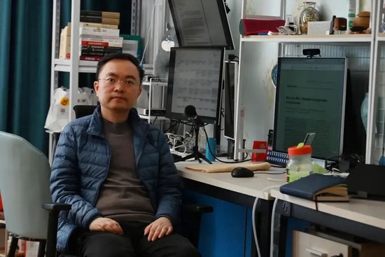 倪萍哽咽落泪:蔡磊头已经抬不起来了,说话也不行了,他已经签署了遗体捐赠协议