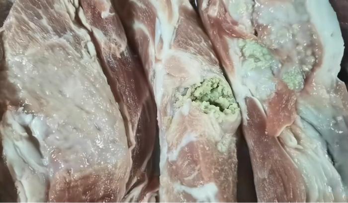 南京某食品企业流出过期腐败冻肉?当地市场监管:已介入调查