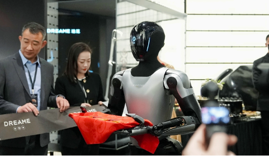 魔法原子人形机器人MagicBot空降南京德基广场进店打工,显著提升门店运营效率