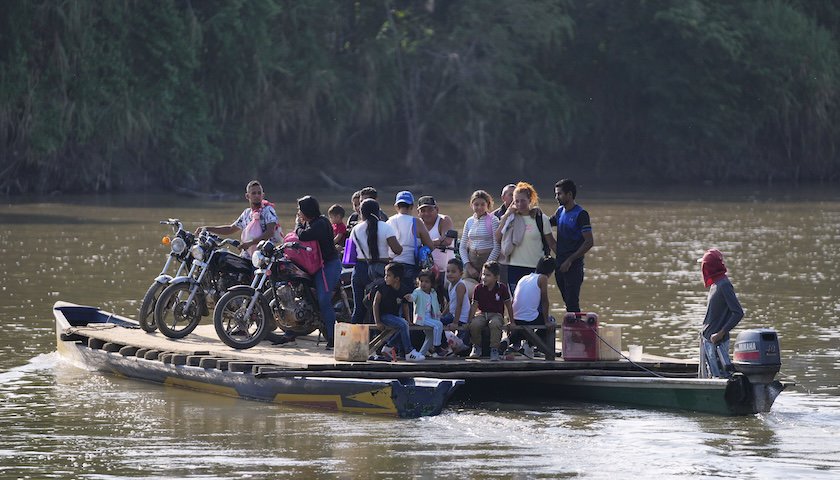 反政府武装为争地盘火拼升级,数千哥伦比亚人逃往委内瑞拉
