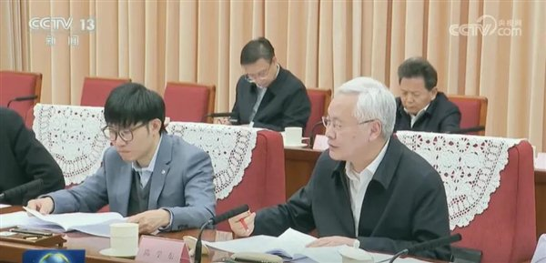 突然火爆全网!Deepseek被“挤”到宕机!创始人17岁考入浙大,36岁管理千亿私募!公司实习生日薪最高上千元