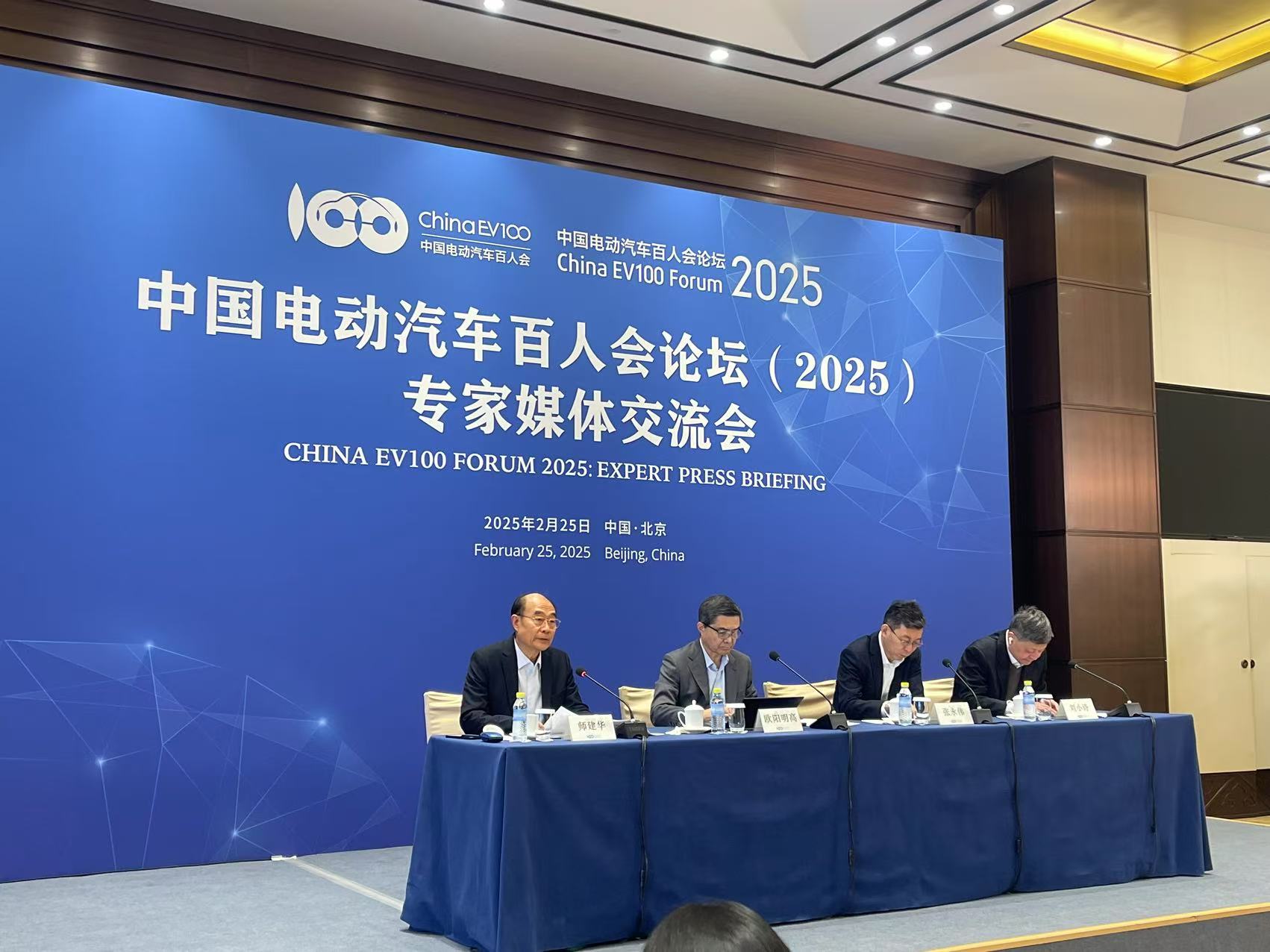 DeepSeek、固态电池、钙钛矿薄膜,可能在十年内颠覆新能源汽车