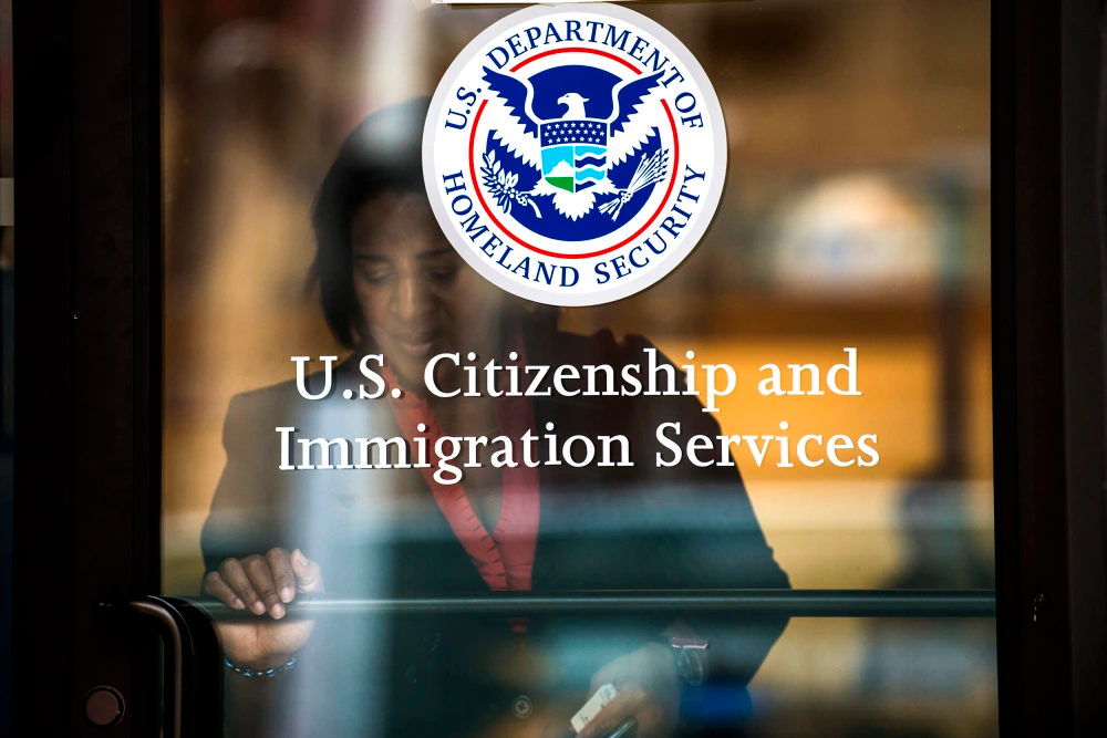 美国暂停处理部分绿卡申请