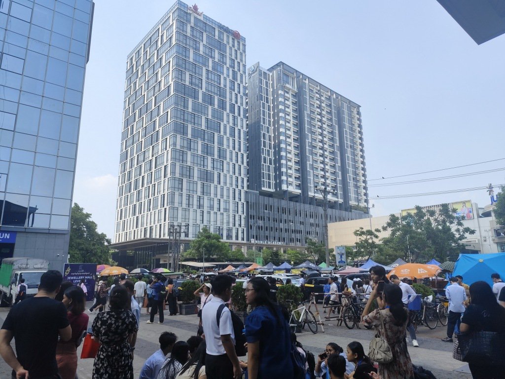 第1现场｜缅甸局地进入紧急状态，首都内比都幸存者等待救治