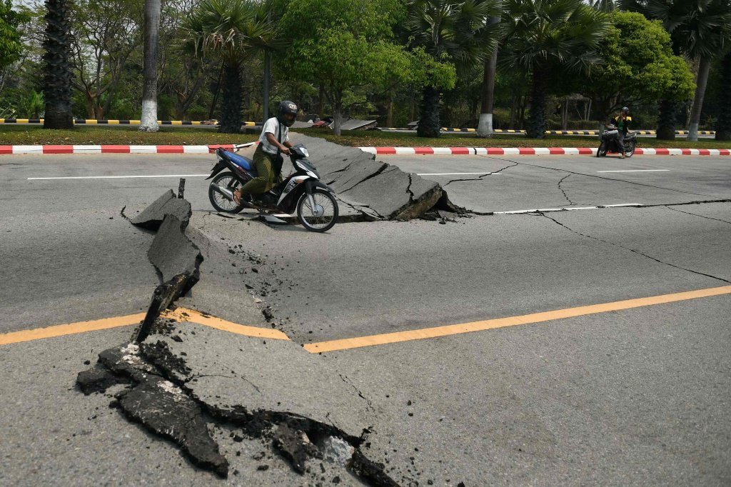 第1现场｜缅甸局地进入紧急状态，首都内比都幸存者等待救治