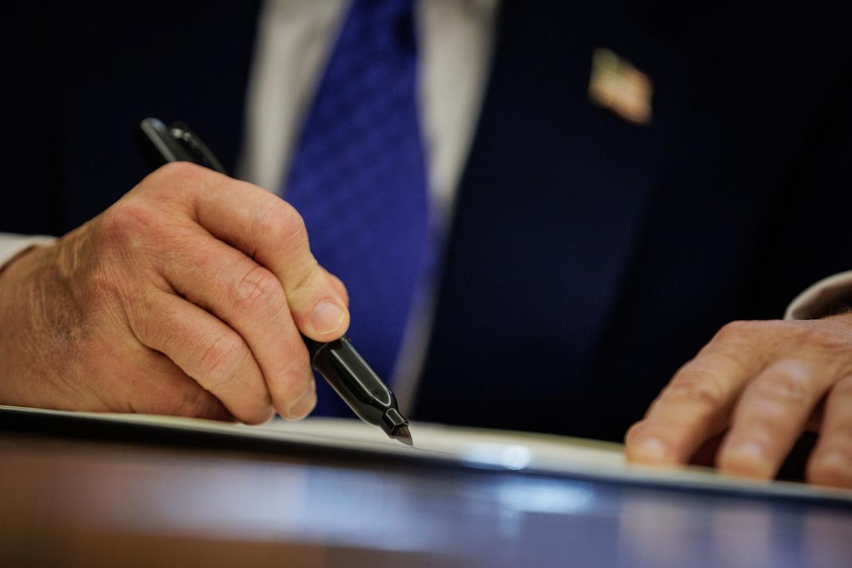 特朗普废除美联邦雇员集体谈判权 美工会提起诉讼