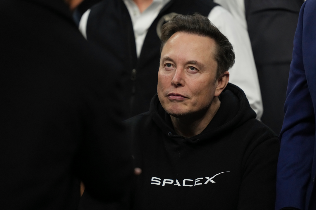 美股大跌损失惨重，马斯克也忍不住了！他公开挖苦特朗普“顾问”纳瓦罗：要么是自负，要么是脑子有问题