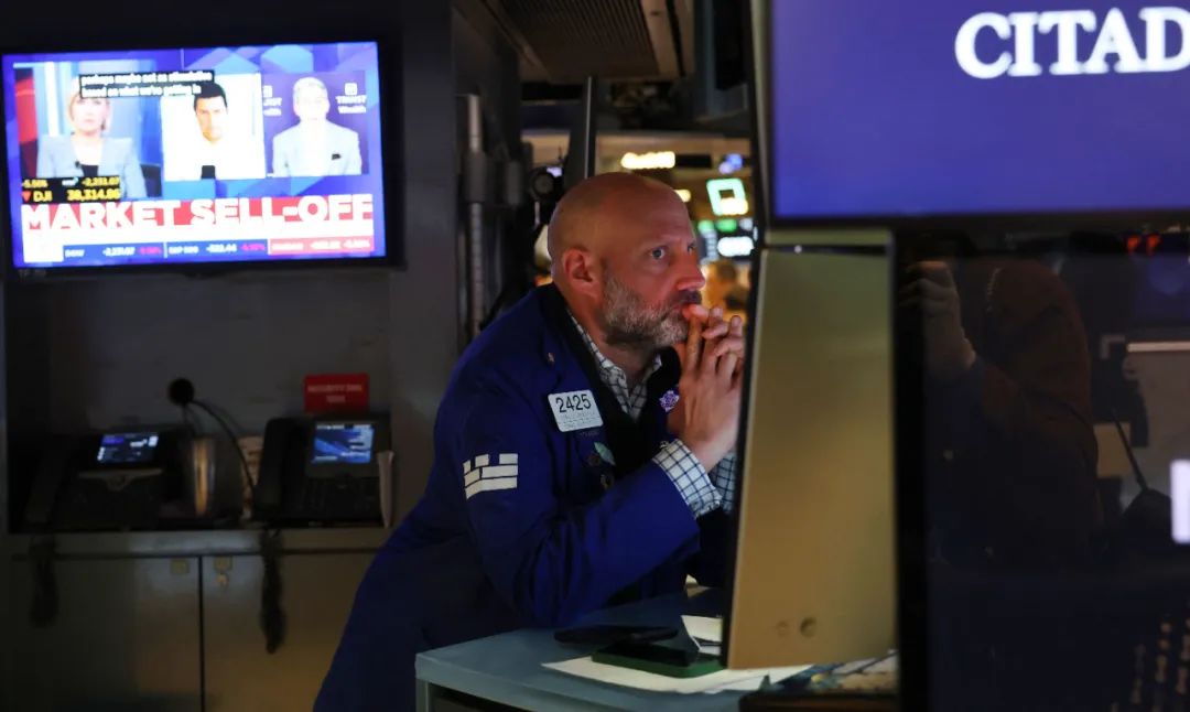 美股大跌损失惨重，马斯克也忍不住了！他公开挖苦特朗普“顾问”纳瓦罗：要么是自负，要么是脑子有问题