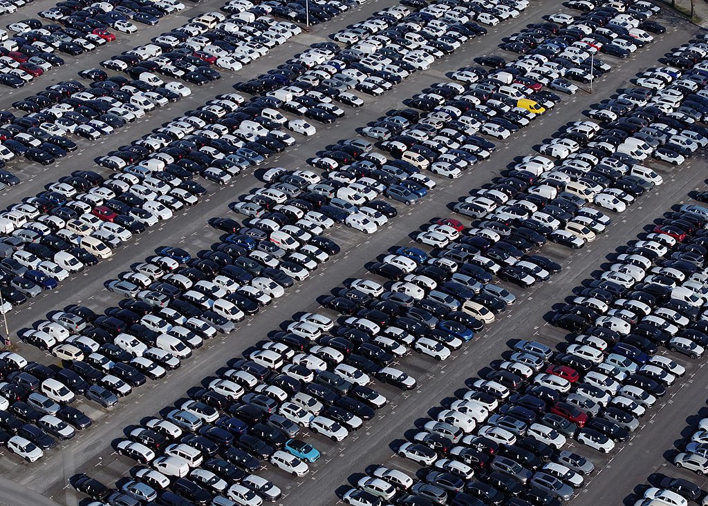 车企囤货涨价、药企研发承压，特朗普关税下全球产业链重构风险高企