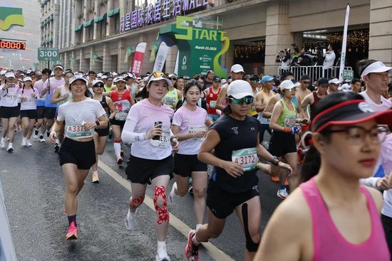 创纪录,1天43场开跑!为何地方政府都爱马拉松?
