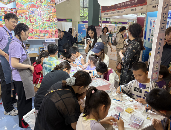 好博会|最受小朋友欢迎的展位!半小时做一幅钻石画