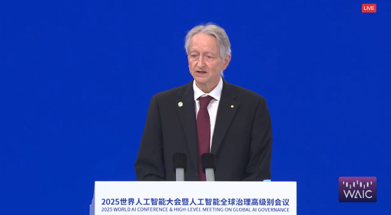 直击WAIC丨诺奖得主杰弗里·辛顿：人类理解语言的方式与大语言模型几乎相同