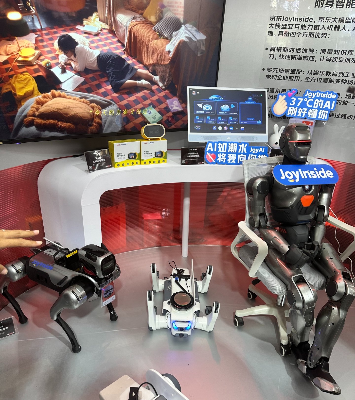 能摊煎饼、会做咖啡,还能独自经营便利店!万亿级机器人市场,“京东们”正在翻倍投入