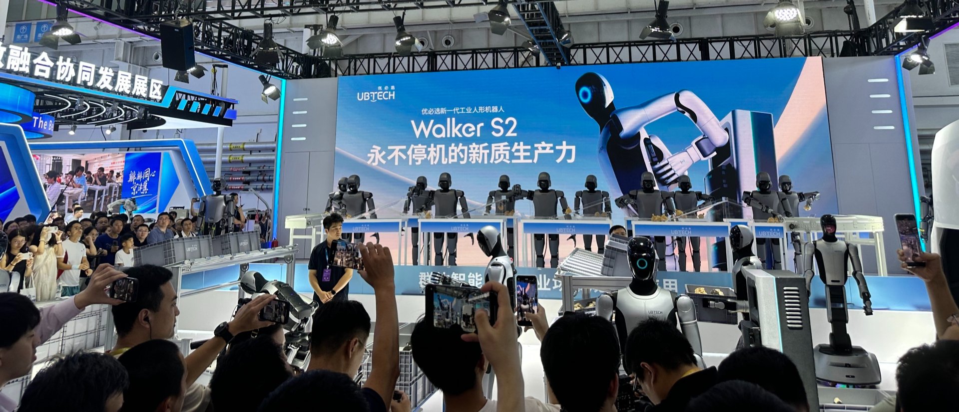 能摊煎饼、会做咖啡,还能独自经营便利店!万亿级机器人市场,“京东们”正在翻倍投入