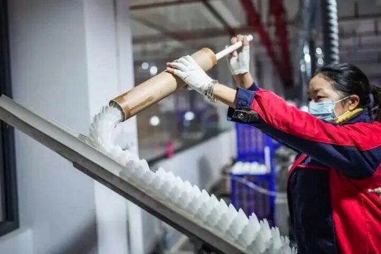 “一年涨三次”“比黄金涨得还猛!”网友吐槽:买不起