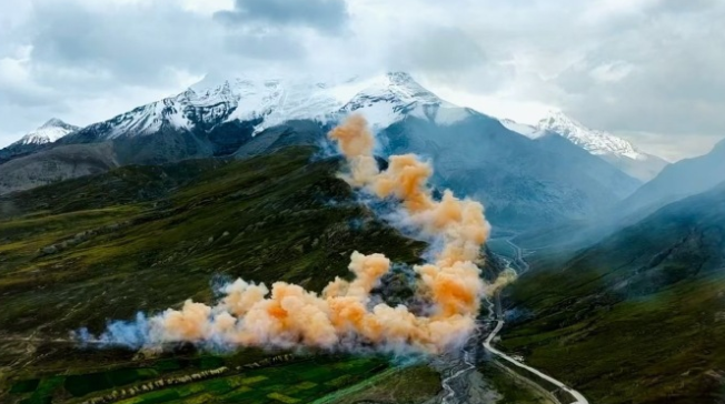 蔡国强在喜马拉雅山脉燃放艺术烟花引质疑，当地回应