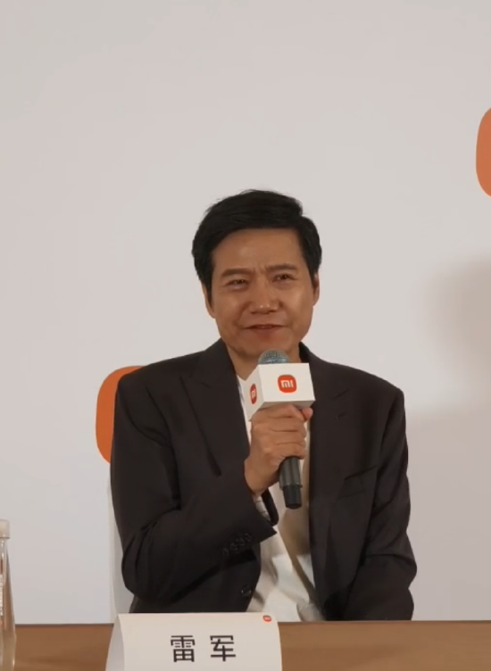 对话雷军：不少车厂都是摸着理想过河，向李想本人表示崇高敬意