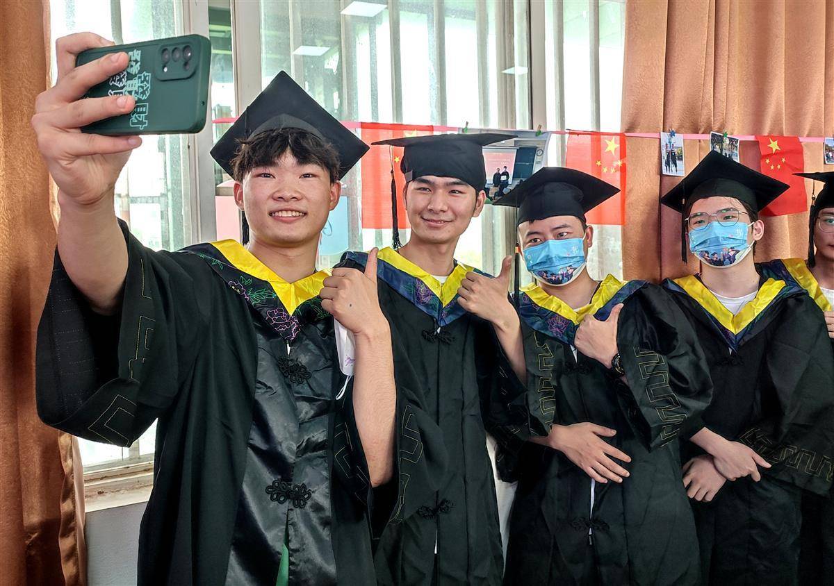 首批00后就要大学毕业吗