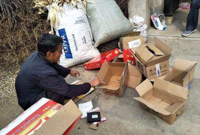 一个大学生收废品的短视频