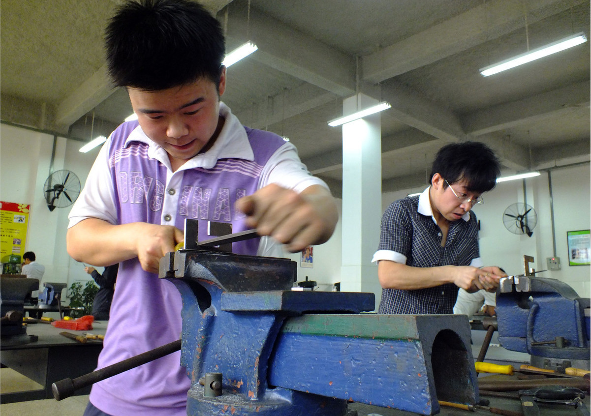 模具专业毕业后做什么工作比较好 模具专业毕业后做什么工作比较好