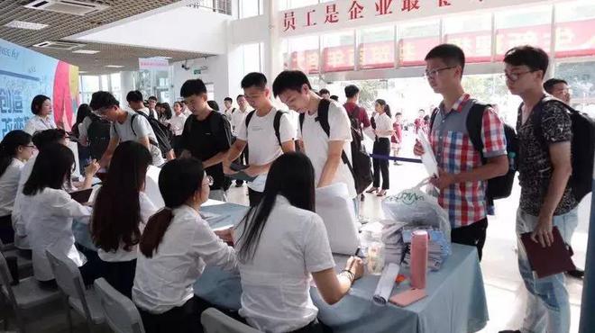 大学毕业后坚持做什么行业好