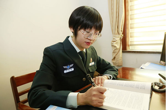 大学毕业后怎样当兵女生呢