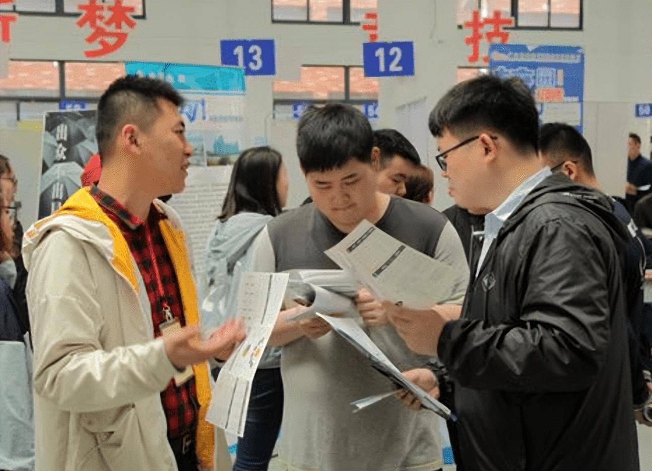 大学毕业后无业半年以上算应届吗