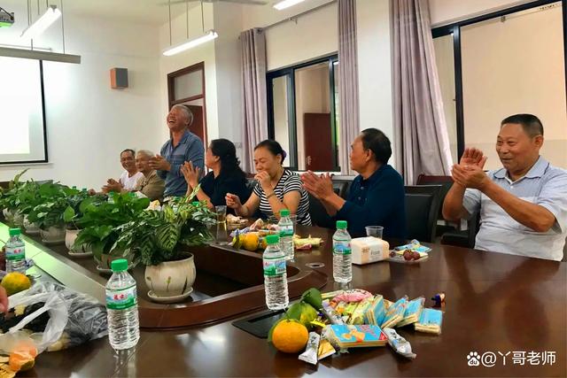 大学毕业在大学里当老师可以吗