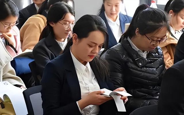 包含女生毕业后大部分都做什么工作的词条